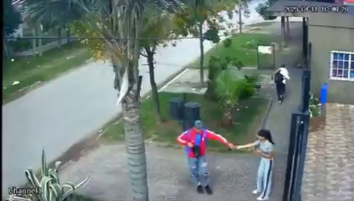 En cuatro segundos, motochorro sacó un arma y le robó