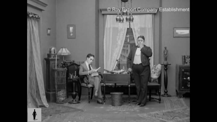 Chaplin lee el correo de sus fans