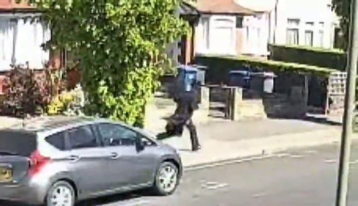El momento en el que un hombre apuñala a dos personas en un barrio judío de Londres