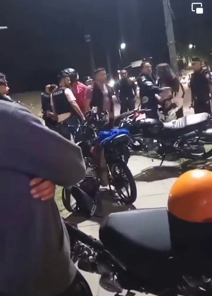 Un policía insultó y golpeó a una motociclista durante un control en Bernal