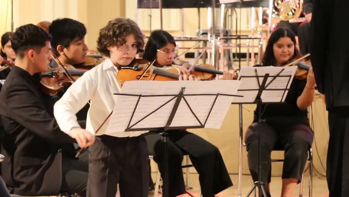 El niño se destaca como solista cuando hace presentaciones