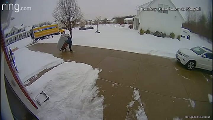 A estos repartidores se les cae una heladera de $400.000 antes de entregarla