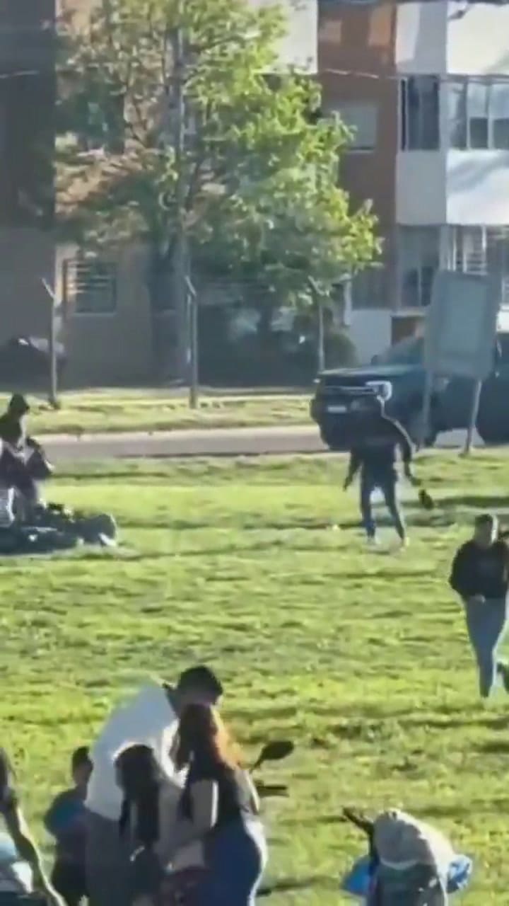 Disfrutaban del día sentados en el césped cuando ladrones les dispararon para robarle la moto