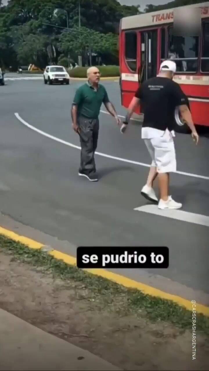 Un conductor y un ciclista terminaron a las trompadas en Av. del Libertador por un incidente vial