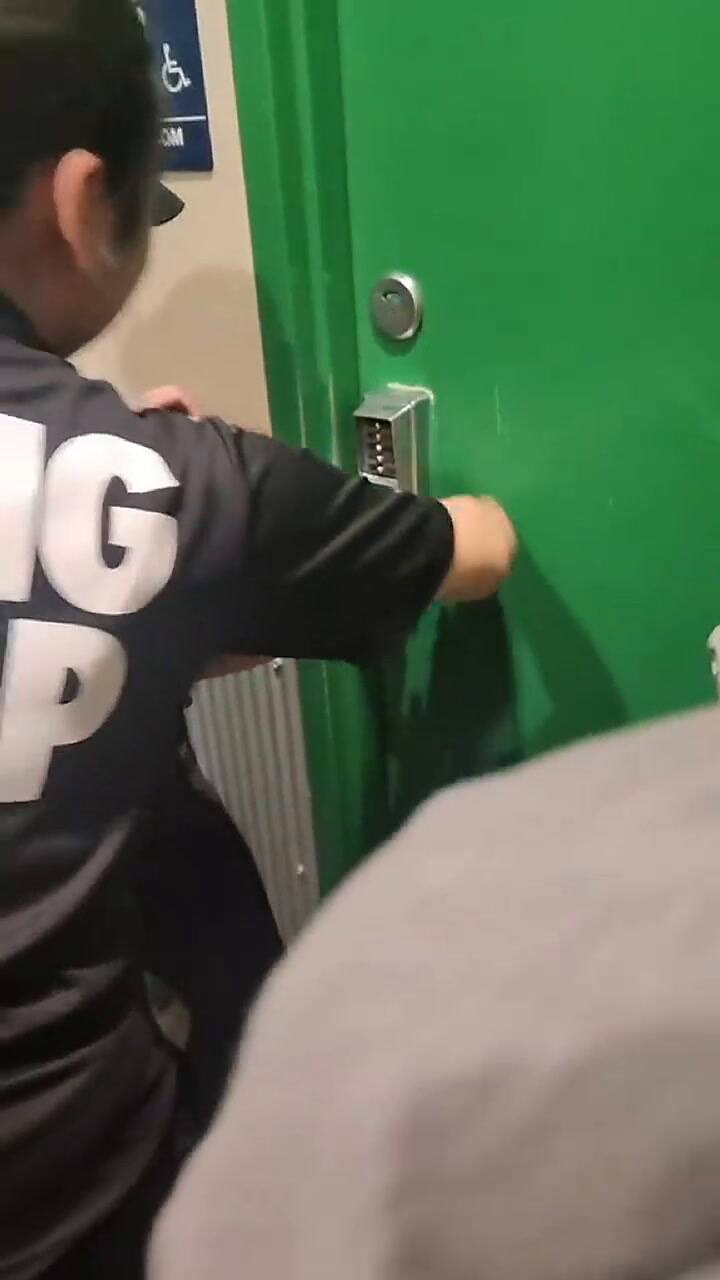 Una tiktoker mostró cómo su hermano se quedó encerrado en un baño