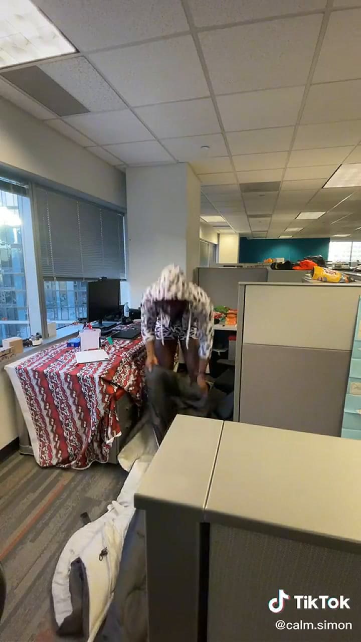 Hombre vive en la oficina