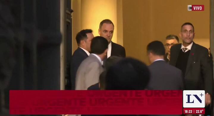 El momento en el que Adorni se retiró del Congreso