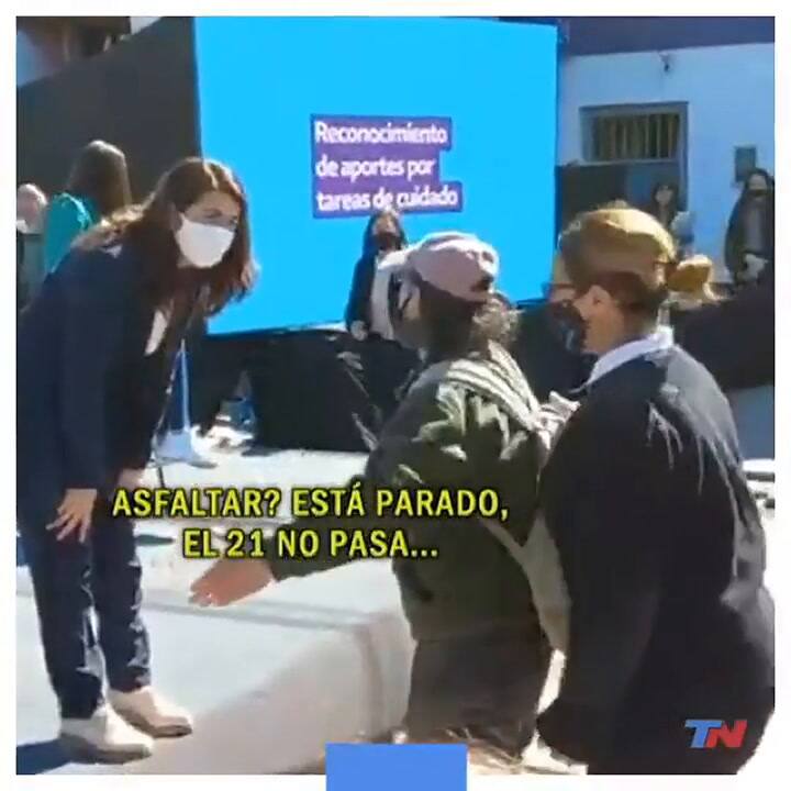 El insistente reclamo de un jubilado a la intendenta de Moreno en medio de un acto