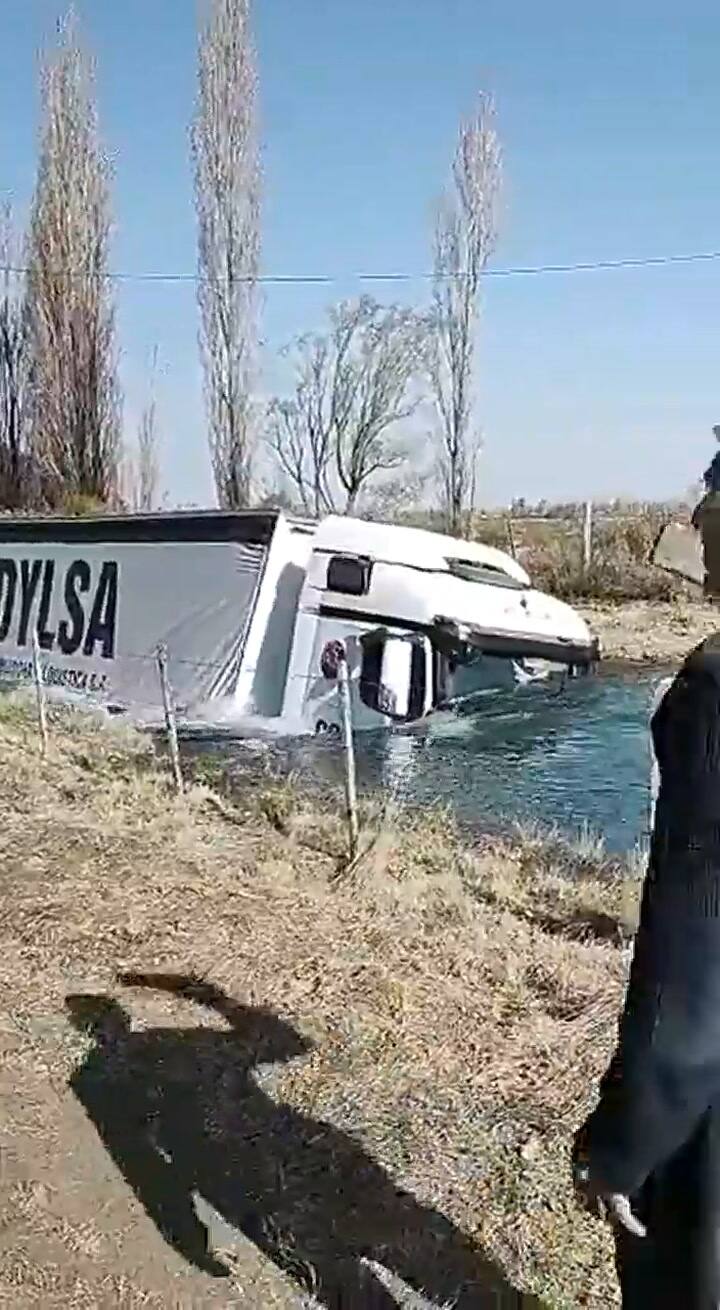 Cayó con su camión en un canal de riego, empezó a hundirse y debió ser salvado por los vecinos