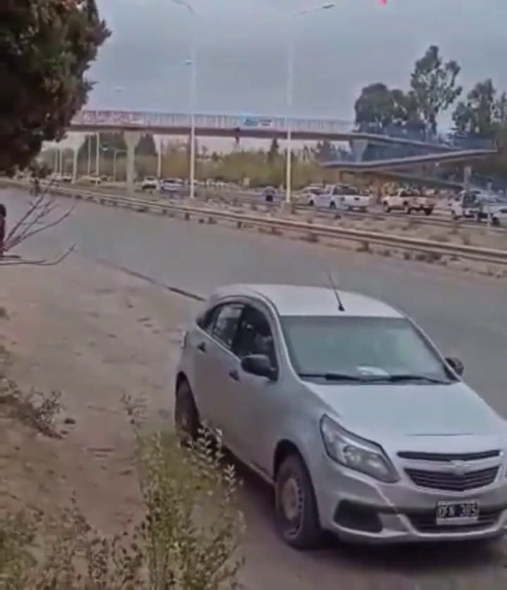 Dramático: un hombre quedó colgado de un puente sobre una autopista