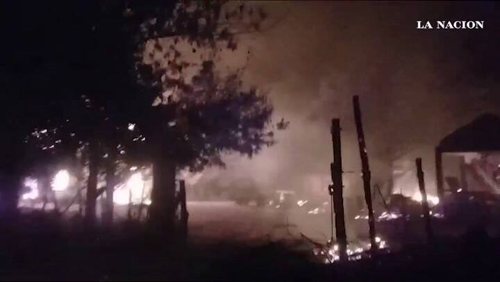 Miguel Arias, de 38 años, ve cómo se incendia su taller mecánico en El Hoyo.