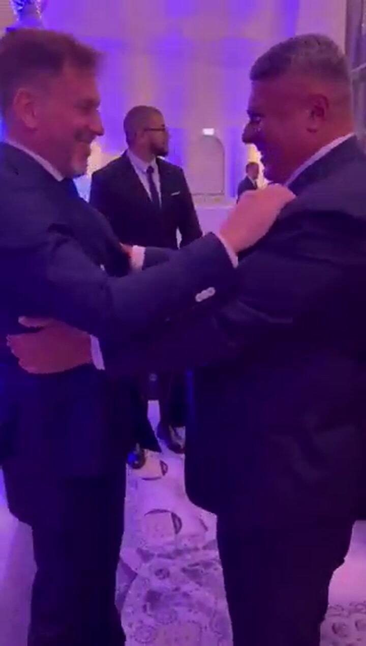 El abrazo entre el Chiqui Tapia y Alejandro Domínguez