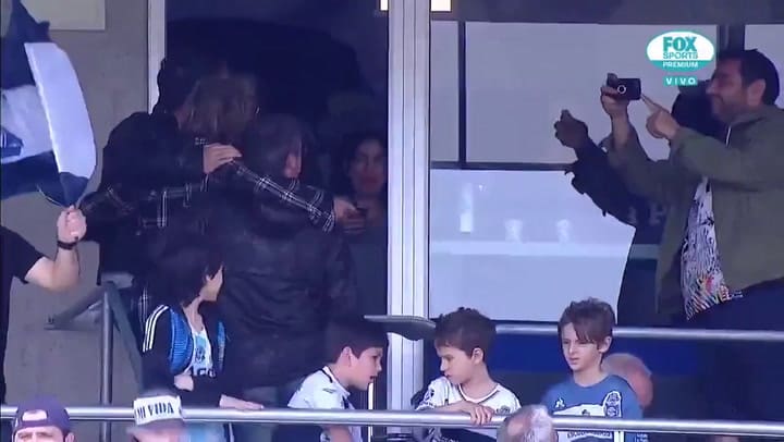 Los hinchas de Gimnasia recibieron de esta manera a Maradona en su estreno como director técnico.