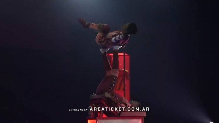 sobre Messi10 by Cirque du Soleil
