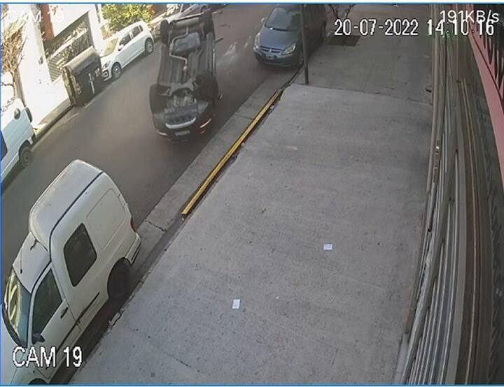 Así fue el accidente que terminó con un auto volcado en Villa Crespo