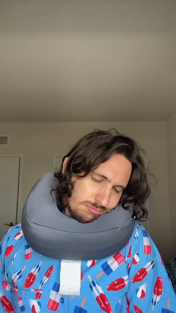 Cómo usar correctamente la almohada para avión, según un tiktoker