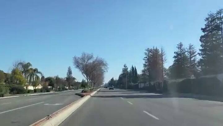 La ubicación sobre la autopista 99 facilita la conexión con otras regiones