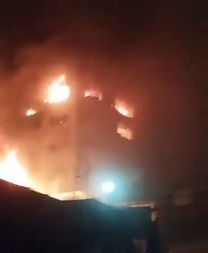 Un edificio de Teherán arde en llamas tras el ataque israelí