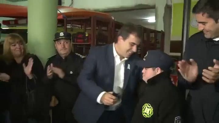 El joven que hoy se convirtió en el primer bombero con síndrome de Down
