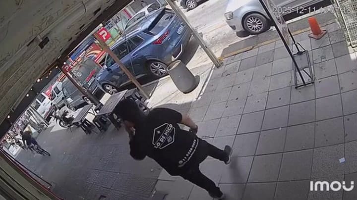 Lanús: un empleado de una hamburguesería frenó a trompadas a un ladrón en fuga y evitó el robo de una bicicleta
