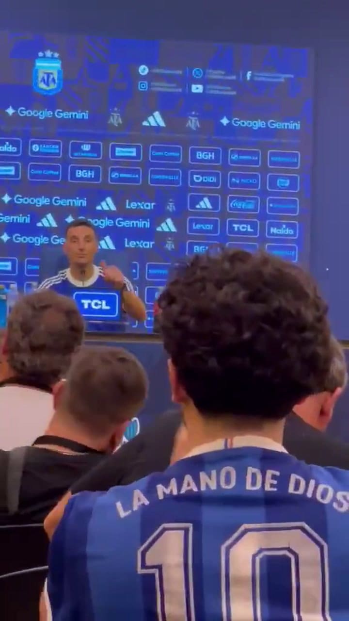Un infiltrado se coló en la conferencia de prensa y sorprendió a Scaloni