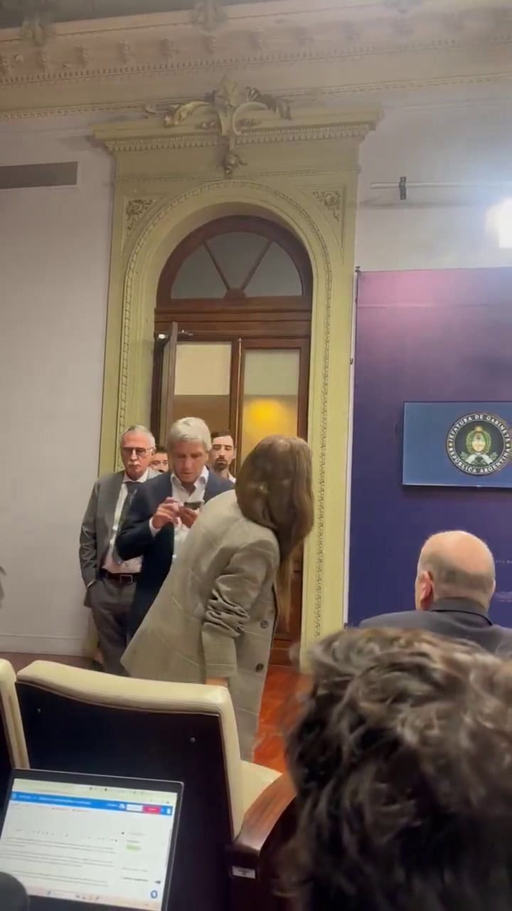 Funcionarios asisten a la conferencia de Adorni