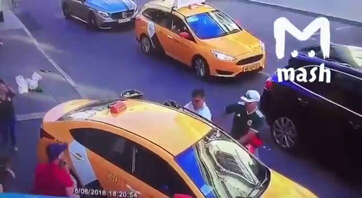 Así fue el choque del taxi contra un grupo de hinchas en Moscú
