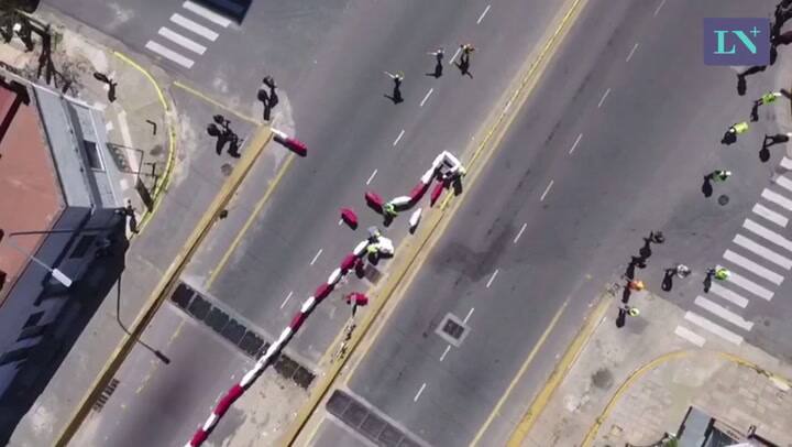 Así se ve el corte del puente de Juan B. Justo desde el drone de LA NACION