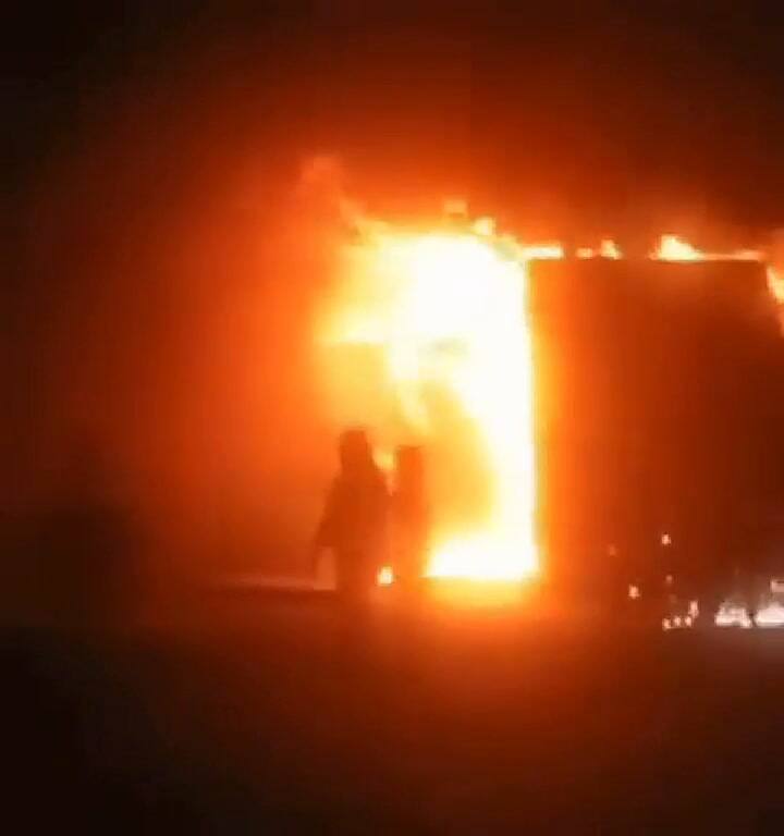 La intensidad de las llamas cortó la energía eléctrica y dificultó el escape de las personas