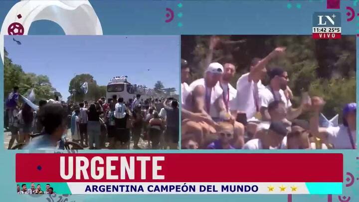 Lionel Messi con un 'vaijero' arriba del micro