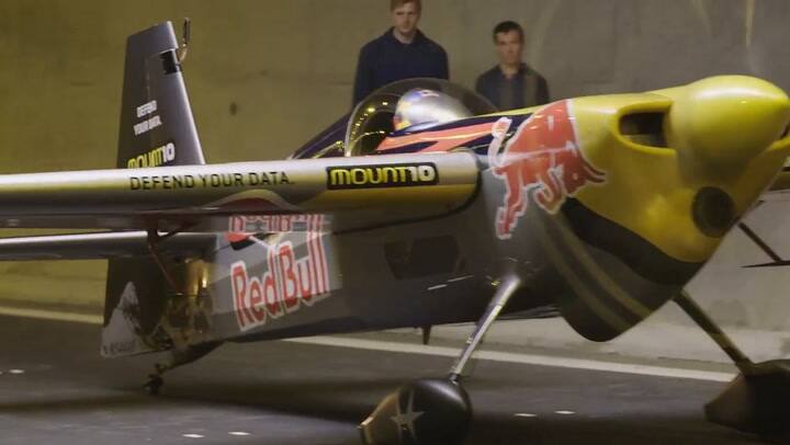 Espectacular vuelo. Un avión atravesó dos túneles y logró un récord Guinness