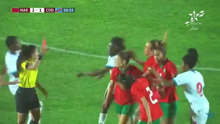 La pelea entre dos equipos de futbol femenino