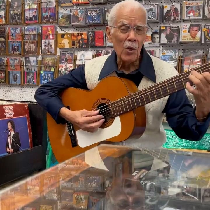 Miguel Ángel Amadeo, dueño de la tienda de música latina más antigua de El Bronk