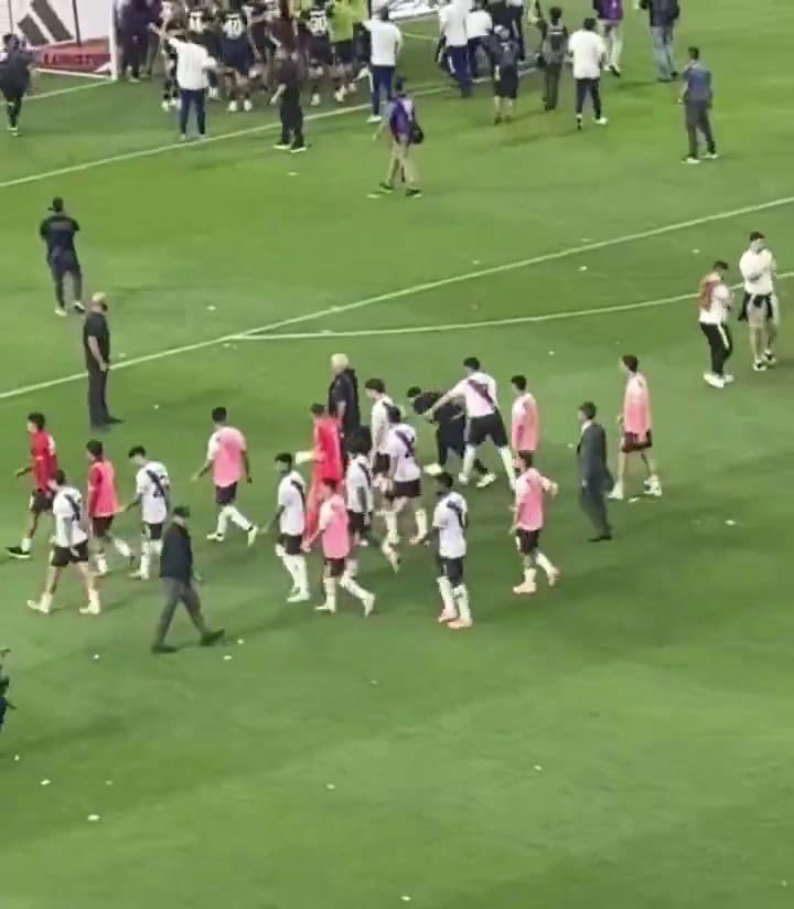 La agresión de Maxi Salas a un particular tras la derrota en el superclásico (GIF)