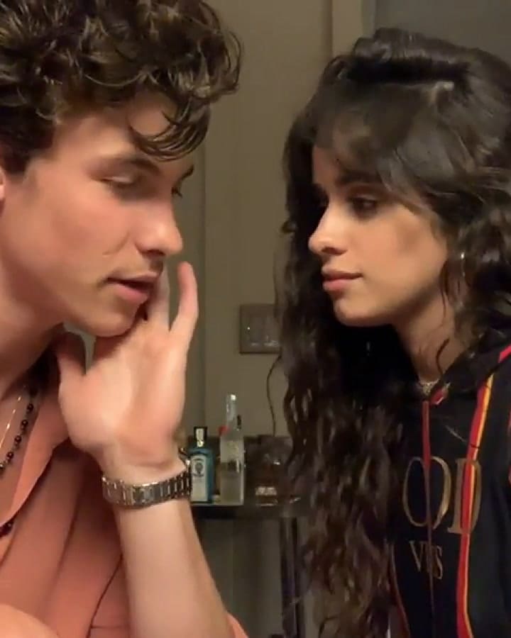 El esperado beso de Camila Cabello y Shawn Mendes - Fuente: Instagram