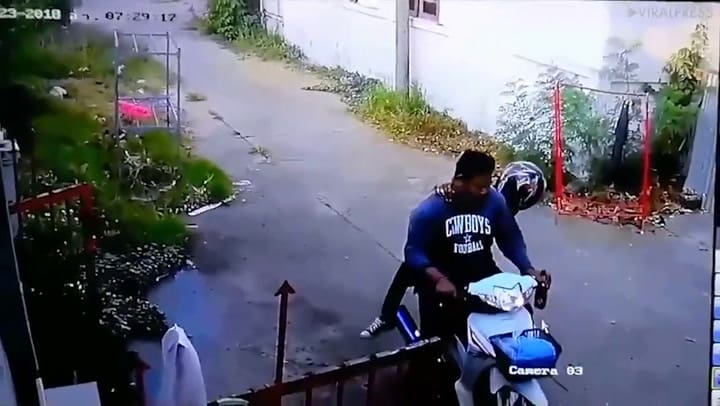 Su marido llegó borracho y tuvo que cargarlo 'a caballito' hasta la cama - Fuente: YouTube