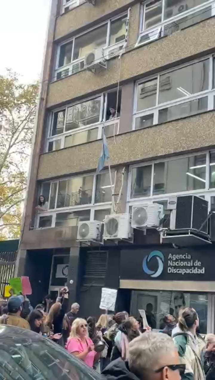 Empleados de la Agencia Nacional de Discapacidad lloran durante la marcha