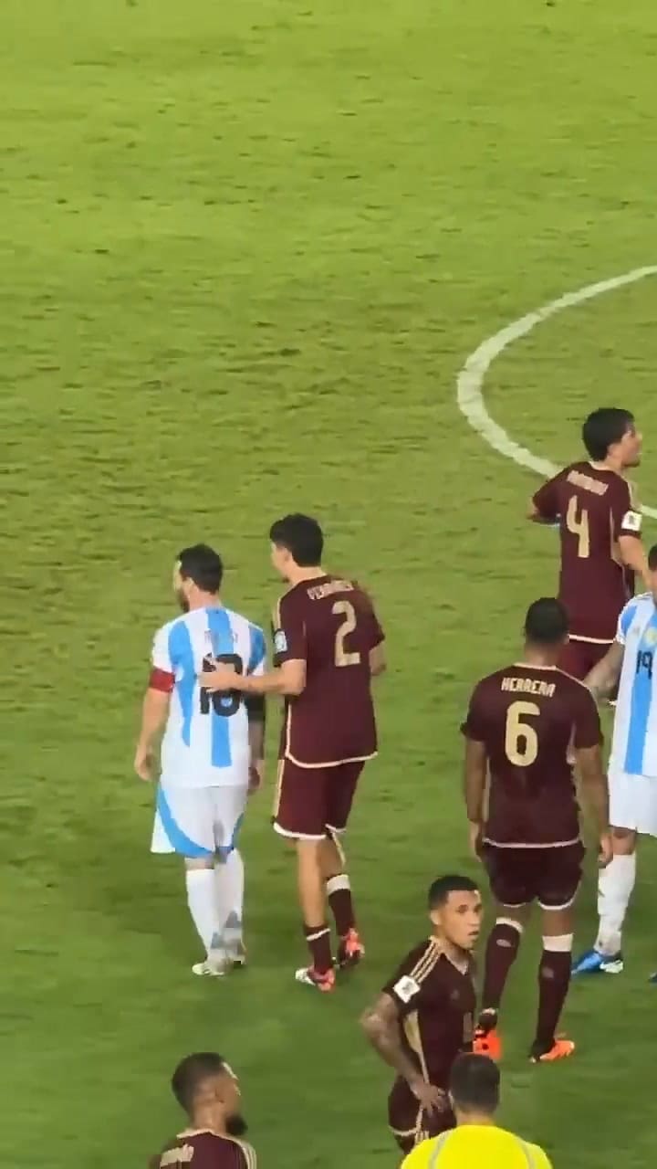 La pelea entre Lionel Messi y Yeferson Soteldo