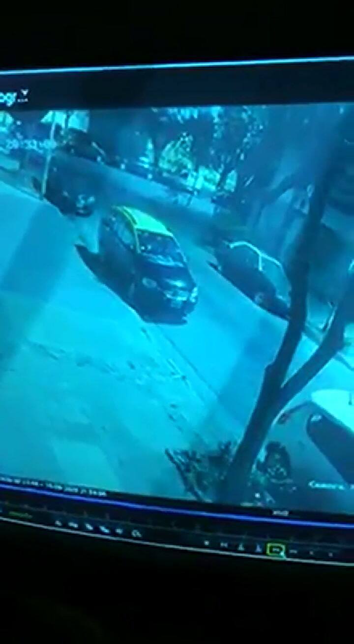 El momento en el que descartan el cadáver entre dos autos, en Ezeiza y Condarco, Villa Pueyrredón