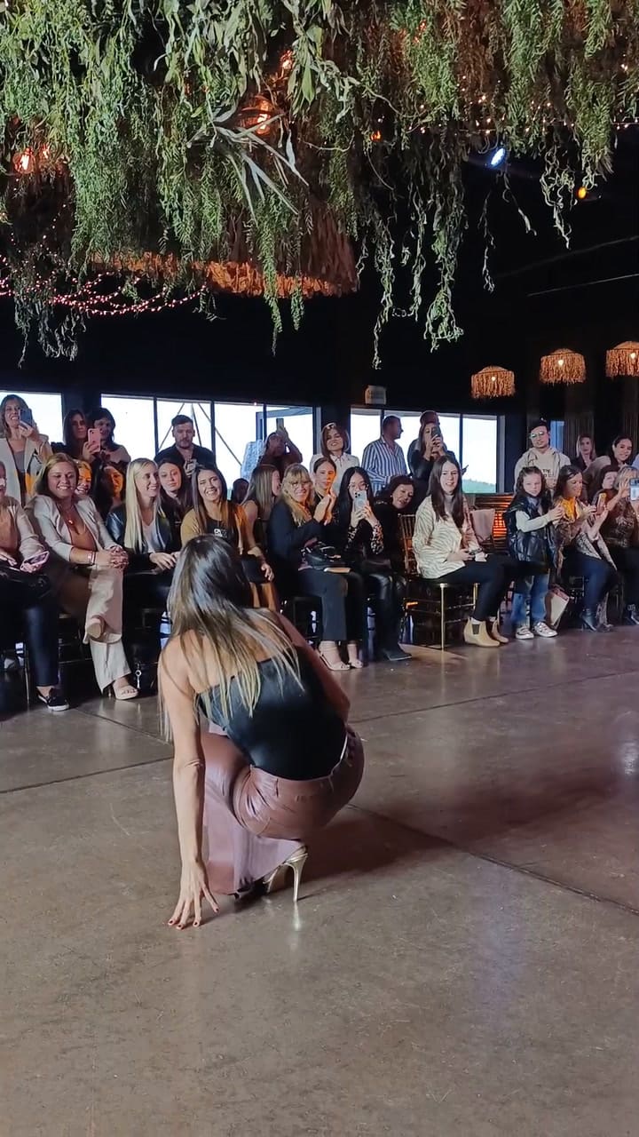 Pampita se tropezó en un desfile: su divertida reacción