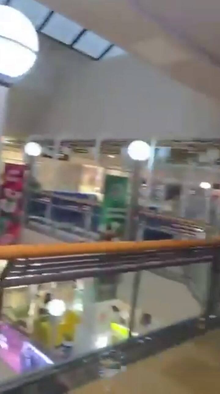 Usuários de redes sociais compartilharam vídeos de como a chuva entrou nas compras