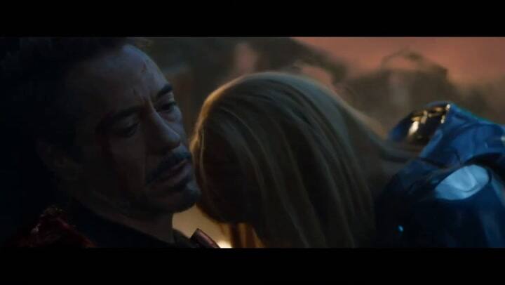 Los héroes se arrodillan ante Tony - Fuente: YouTube