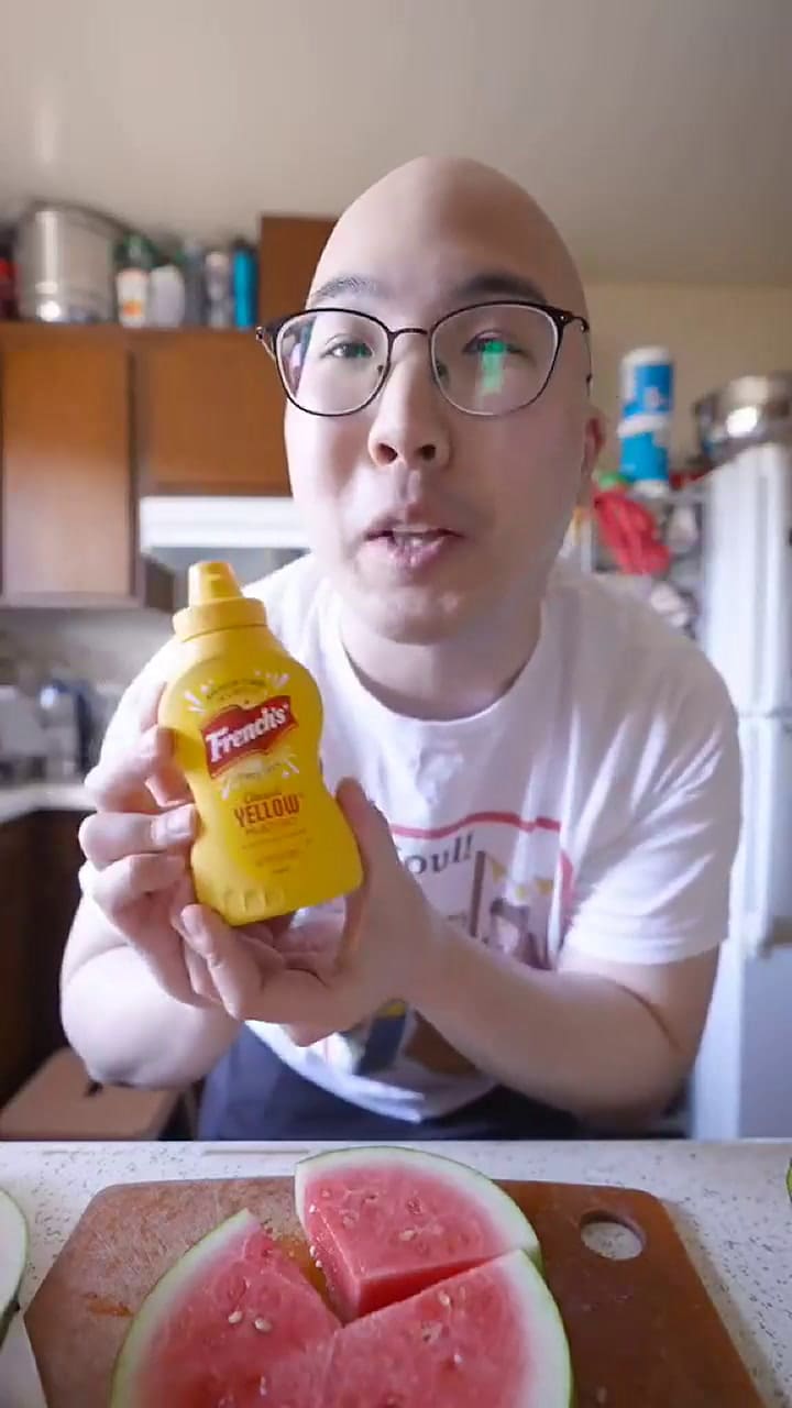El desafío viral de mezclara sandía con mostaza