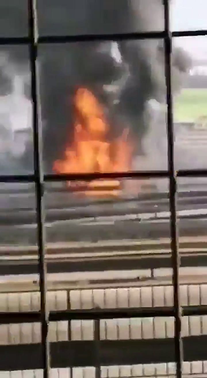 El momento de la explosión del auto en la General Paz - Fuente: Twitter