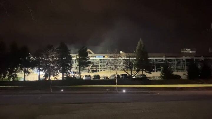 El humo del incendio de la planta industrial siguió horas después de la explosión