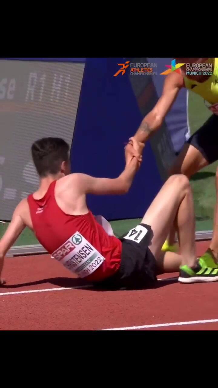 El gesto del atleta Nahuel Carabaña con su colega Axel Vang Christensen