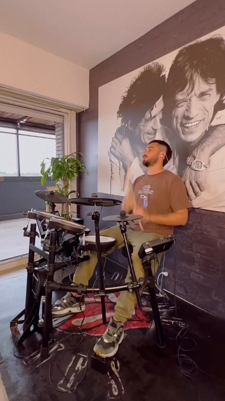 Nico Occhiato toca 'Ella usó mi cabeza como un revólver' de Soda Stereo