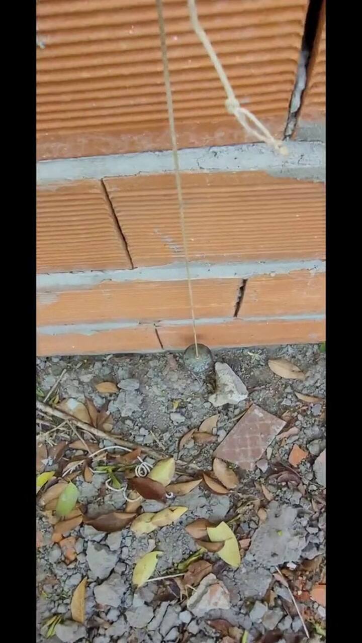 Descubrió un error en la construcción de una casa, apuntó contra el albañil y se viralizó en TikTok: “Cualquier cosa hizo”