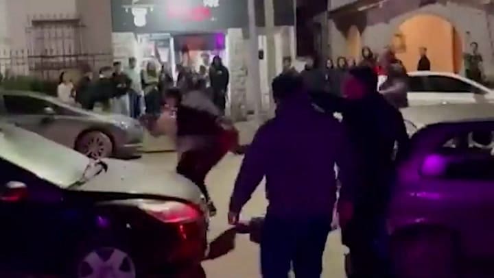 Brutal golpiza de patovicas - GIF