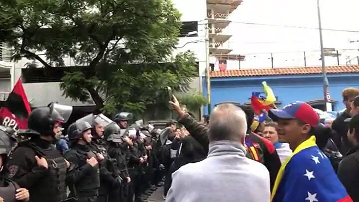 Agrupaciones sociales en la embajada de Venezuela